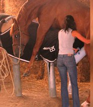 Eve jeune avec son poney Bijou